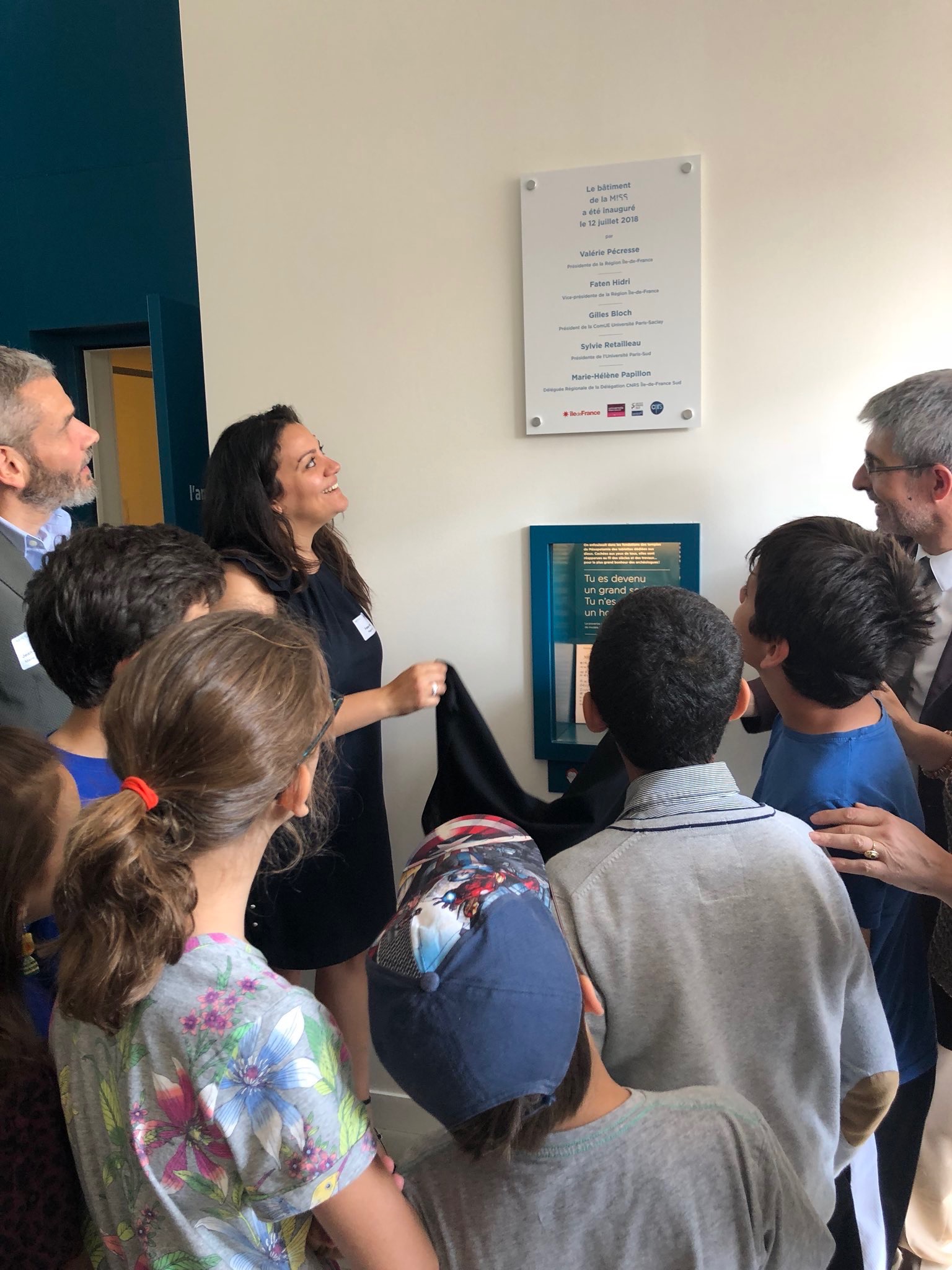  [Dévoilement de la plaque inaugurale]